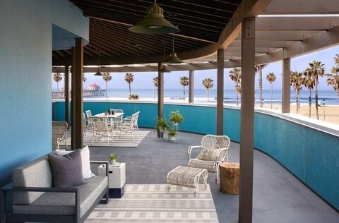 Covered patio lounge